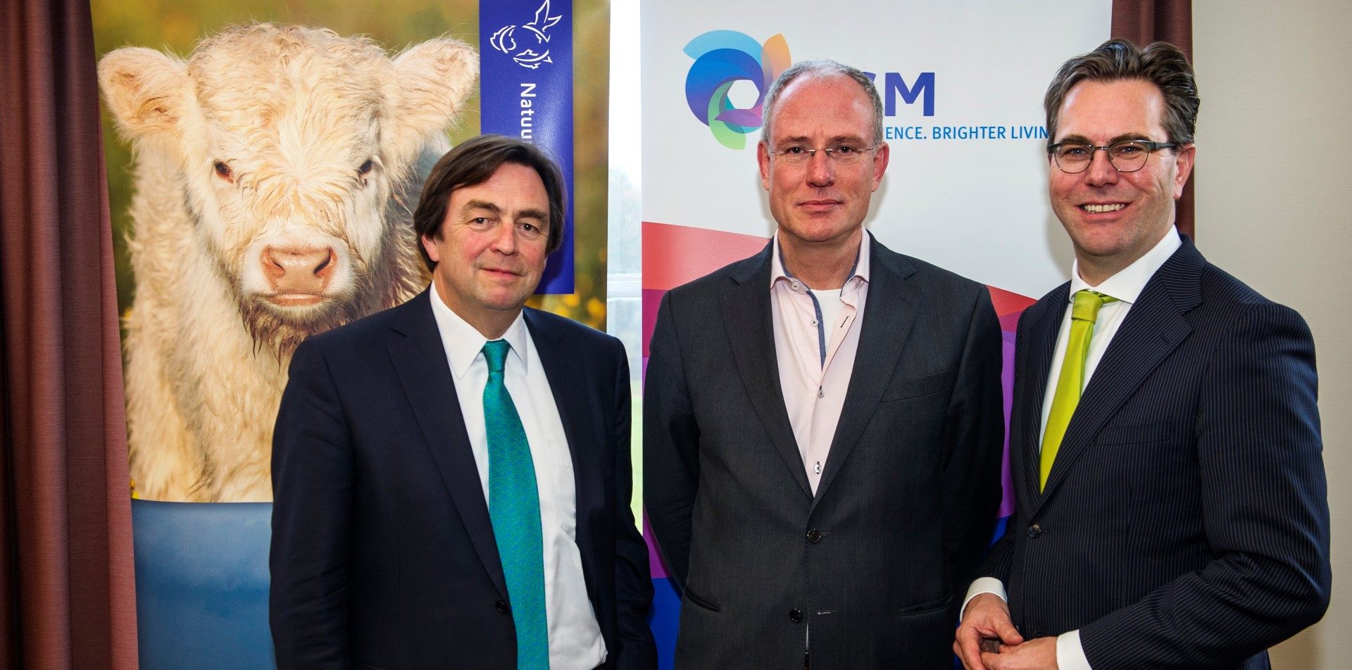 Koninklijke DSM N.V. en Natuurmonumenten gaan samen op zoek naar een partner die de vrijkomende biomassa bij het beheer van natuurgebieden wil gebruiken als grondstof voor het produceren van bijvoorbeeld energie, hernieuwbare brandstoffen of biobased materialen. De ondertekening van de samenwerking vandaag in aanwezigheid van Atzo Nicolaï, president DSM Nederland, Nelleke Barning, Director Corporate Affairs NL DSM, algemeen directeur Marc van den Tweel van Natuurmonumenten, directeur natuurbeheer Teo Wams van Natuurmonumenten en Hans Wijers, voorzitter van Natuurmonumenten markeert de start van de zoektocht. Ter ondersteuning van dit initiatief wordt DSM in Nederland corporate partner van Natuurmonumenten voor een periode van drie jaar.