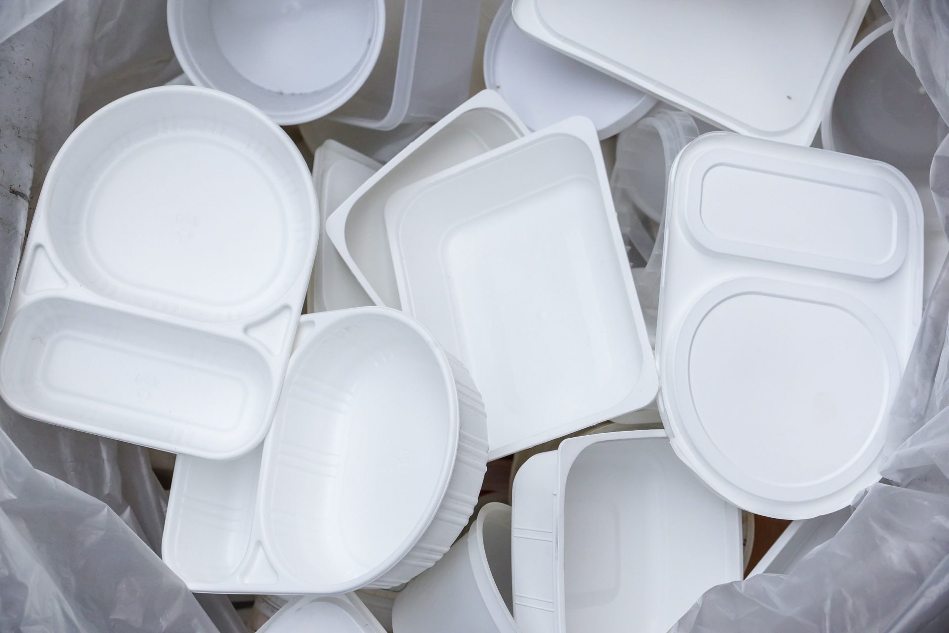 shutterstock_1011937555 plastic bakjes wit