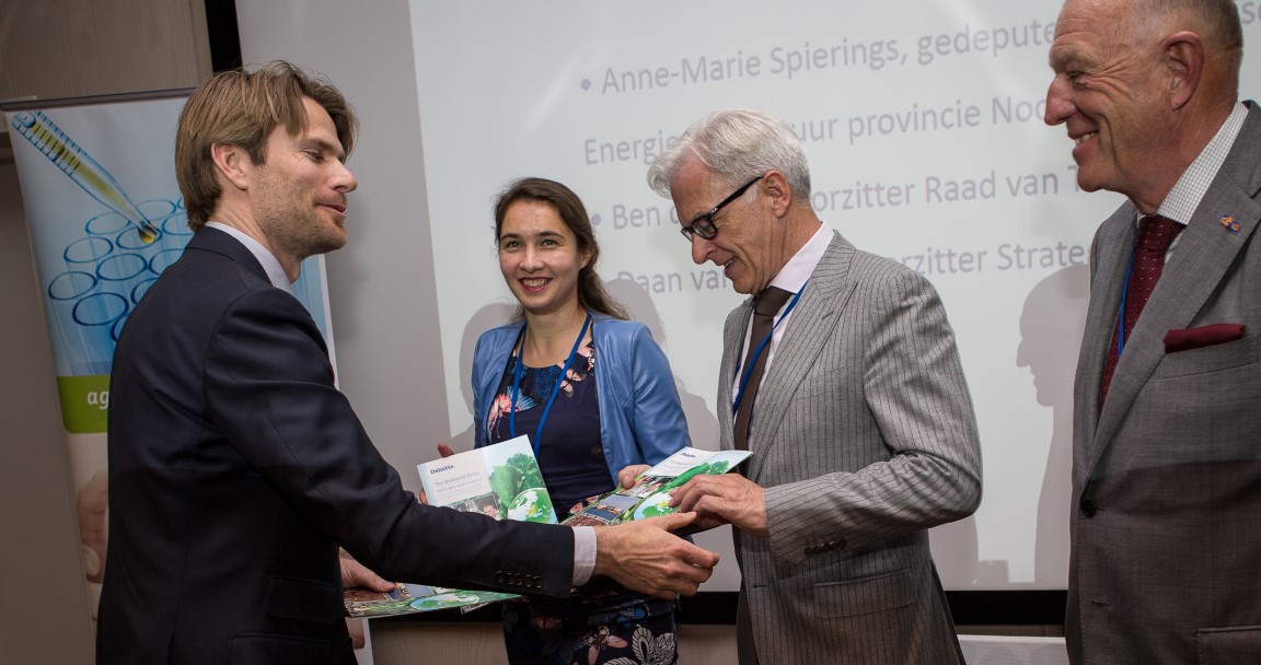 Ben de Reu neemt het rapport in ontvangst