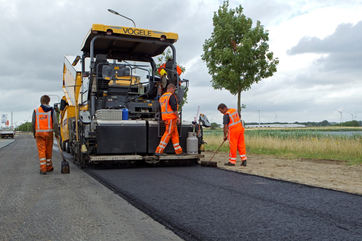 Het aanleggen van de proefstrip van bio-asfalt