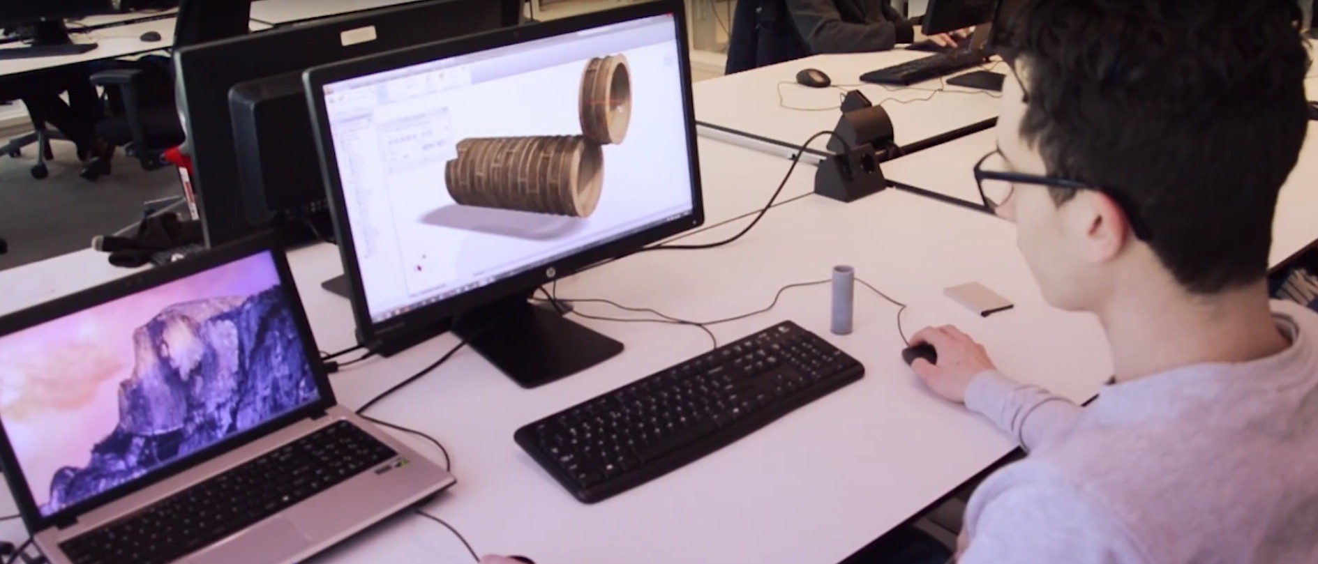 CIV Sheldon achter computer biopolymeer_cropped