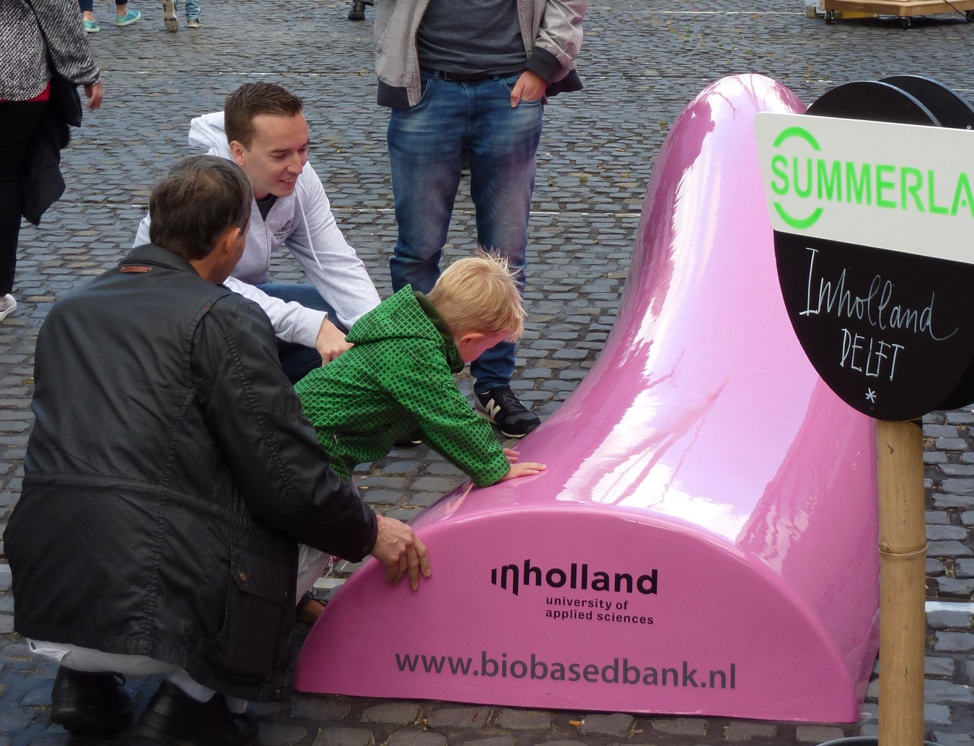 Inholland heeft haar biobased bank met Miscanthus gedemonstreerd