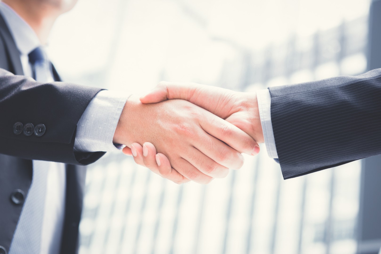 Twee personen schudden handen