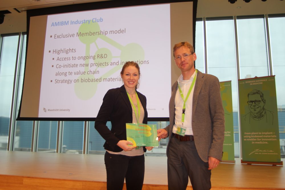 Stefaan de Wildeman presenteert de eerste lidmaatschapskaart voor de AMIBM Industry Club aan Margareta Merke