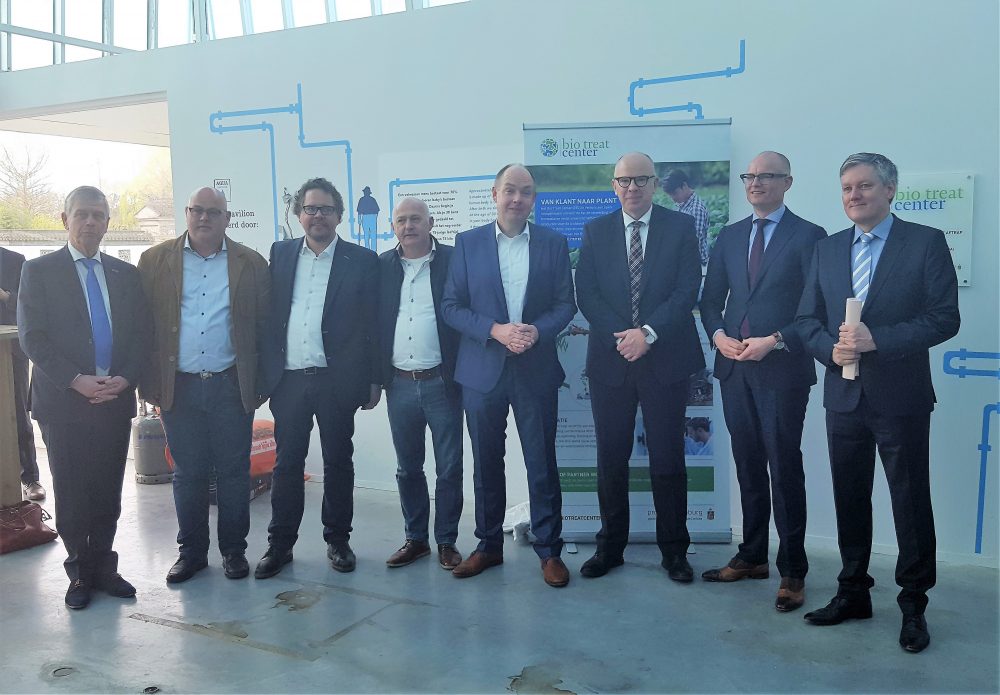 statiefoto mannen in pak bio treat center