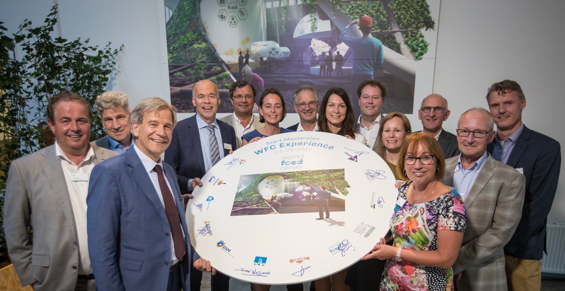 Wethouder Johan Weijland (linksvoor) en Gedeputeerde Bea Schouten (rechtsvoor) tekenen met bedrijfsleven en initiatiefnemers voor aanpak Masterplan