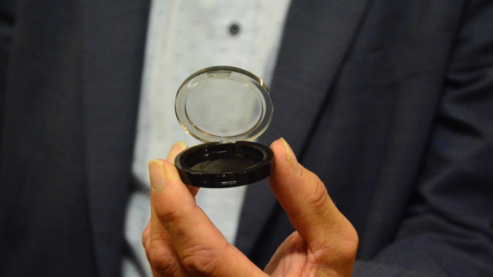 BioPET man in pak met plastic doosje small