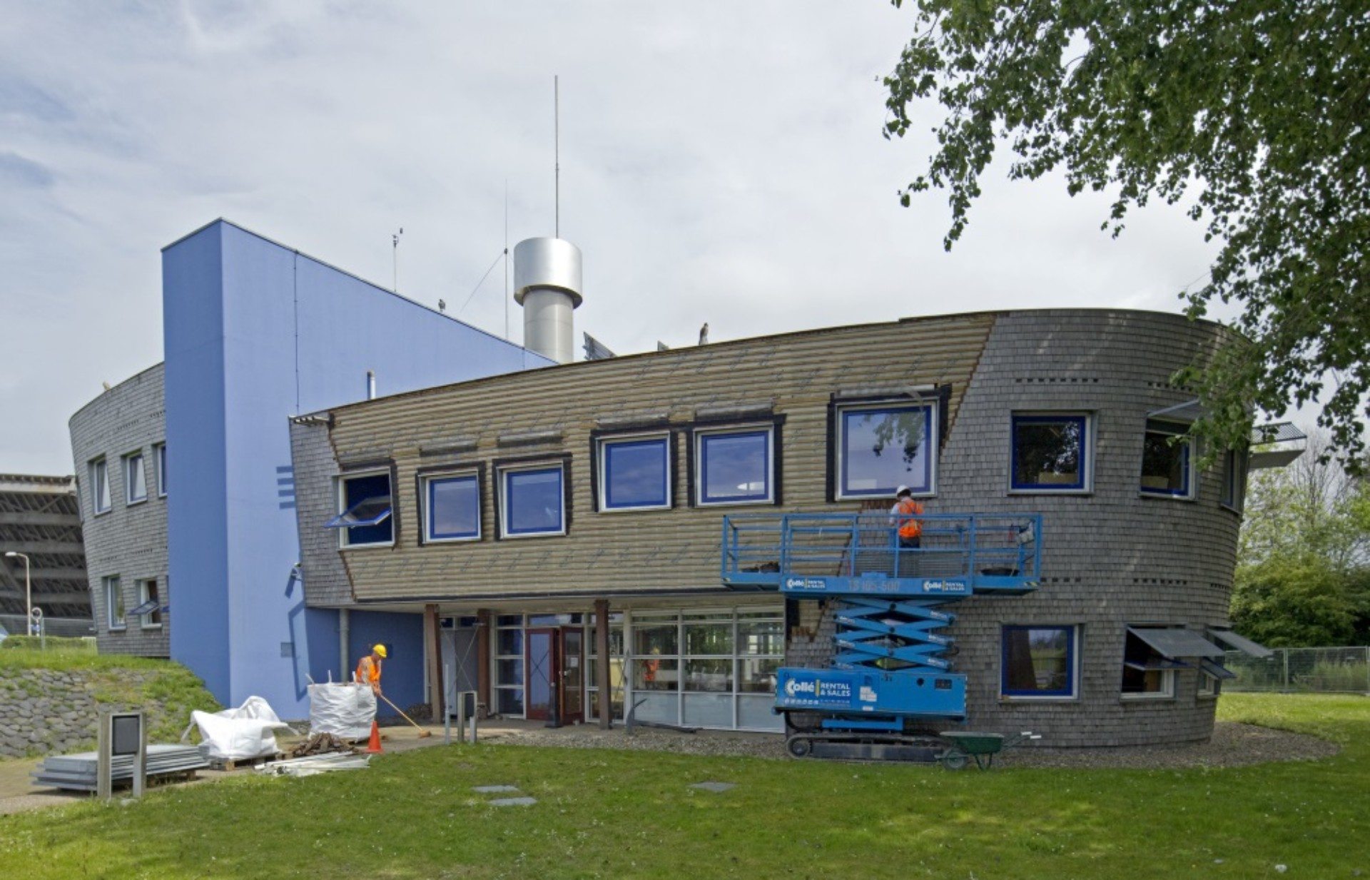 Mannen bouwen huis pand