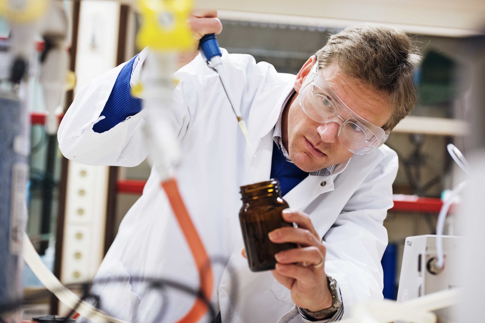 Stefaan de Wildeman in laboratorium pipet small