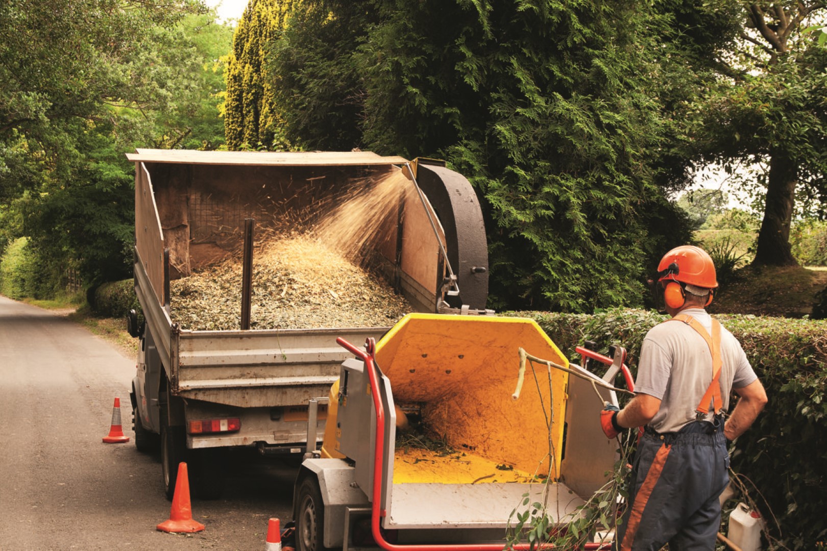 man houtversnipperaar