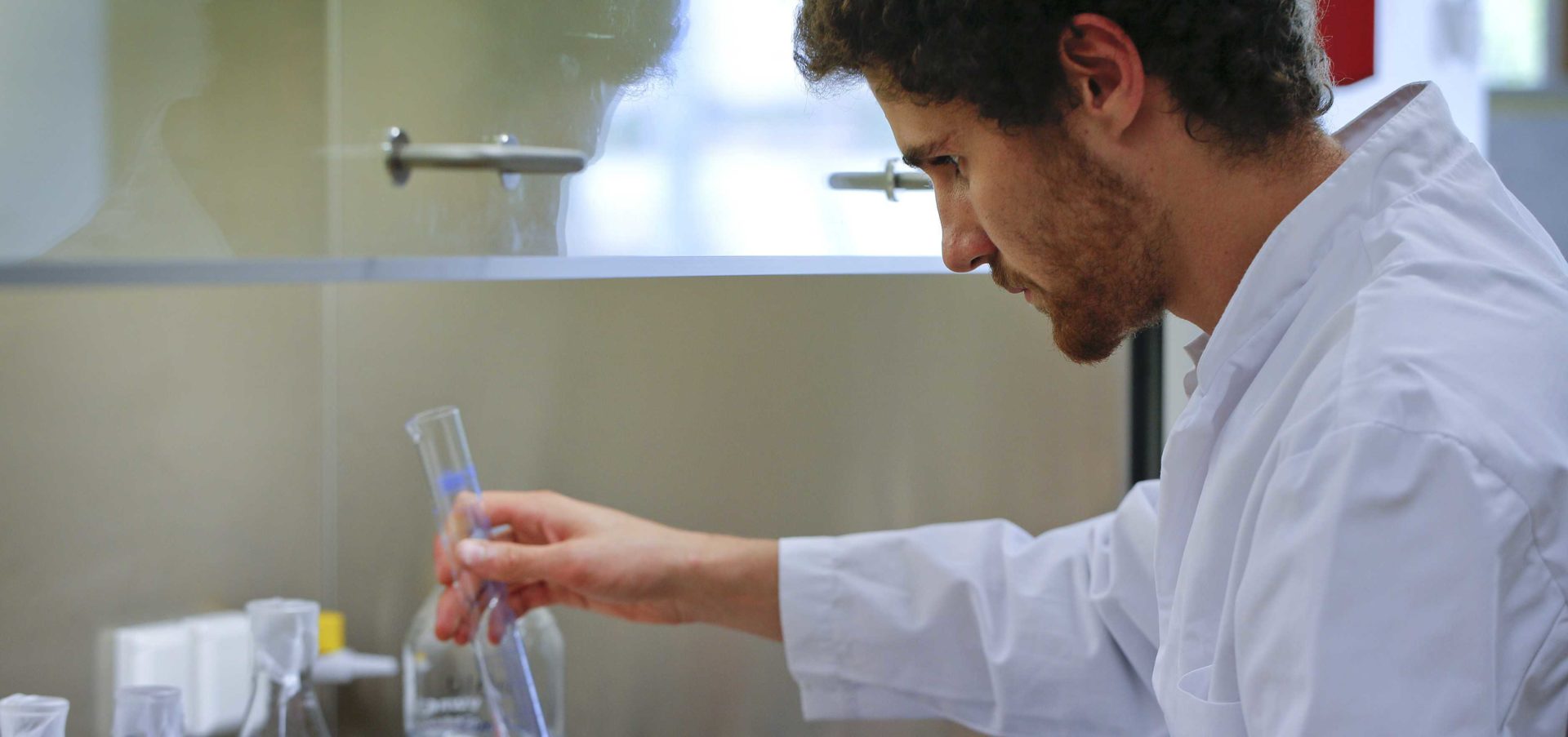 man in laboratorium reageerbuis small