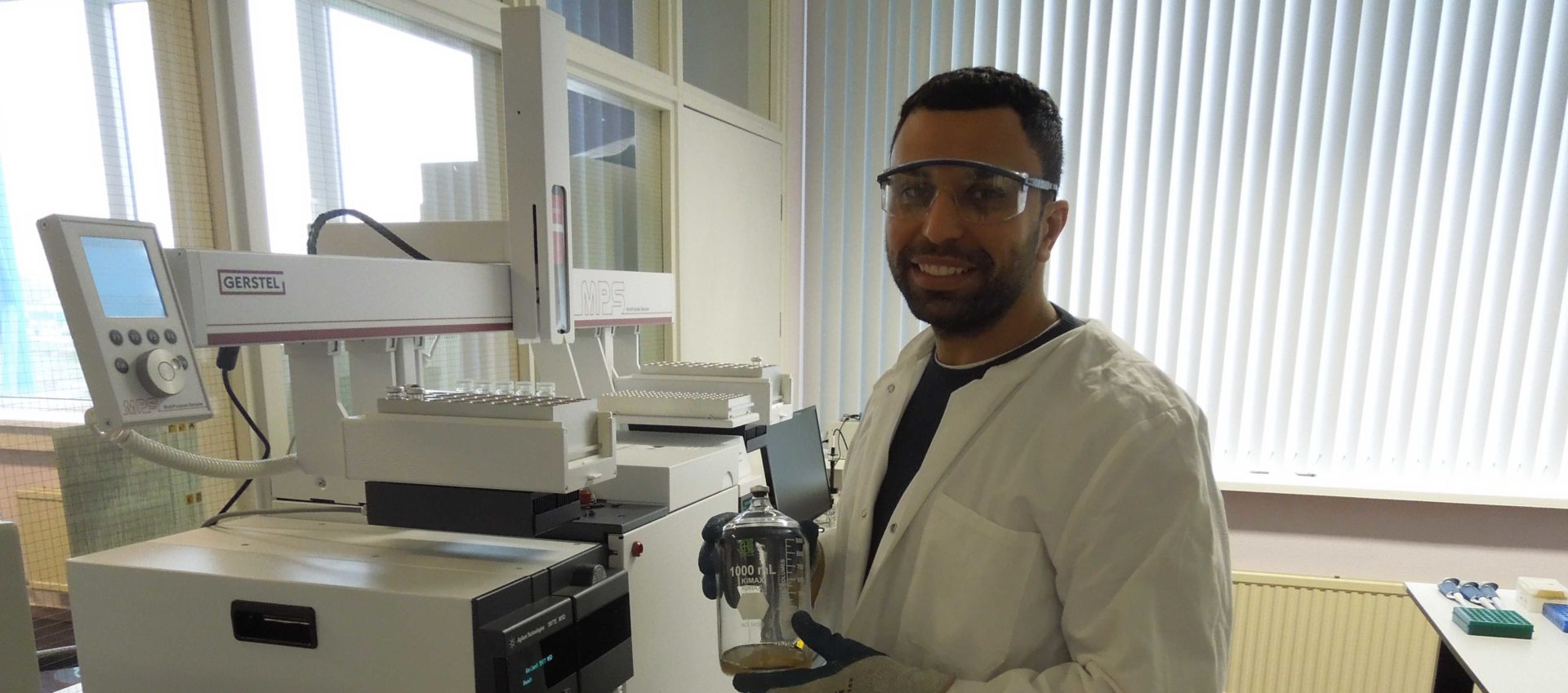 medewerker syngip man in laboratorium small