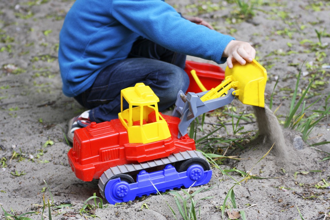 spelen met speelgoed loader zand