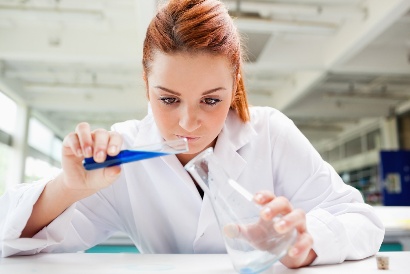 student science reageerbuis vloeistof overgieten