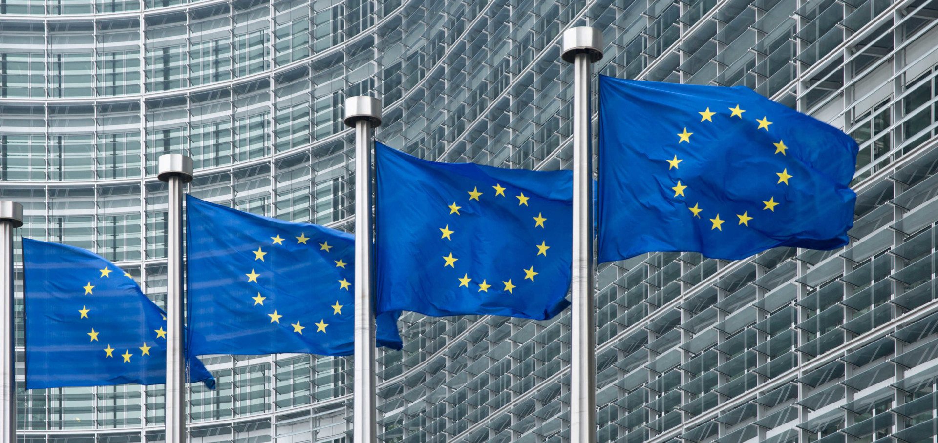 Europese Commissie hoofdkantoor met vlaggen