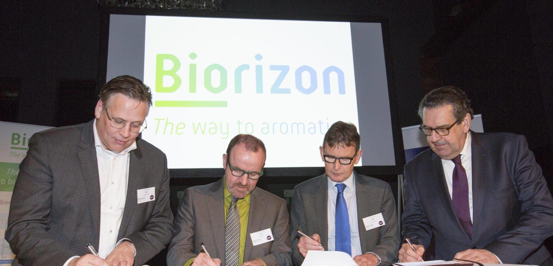 foto van het tekenen van de overeenkomst door: Bert Pauli - gedeputeerde Economie en Internationalisering van de provincie Noord-Brabant, Bruno Reyntjens - Commercial Director VITO, Peter Wolfs - Director Sustainable Chemical Industry TNO & Jaap Kiel – Program development manager biomass ECN