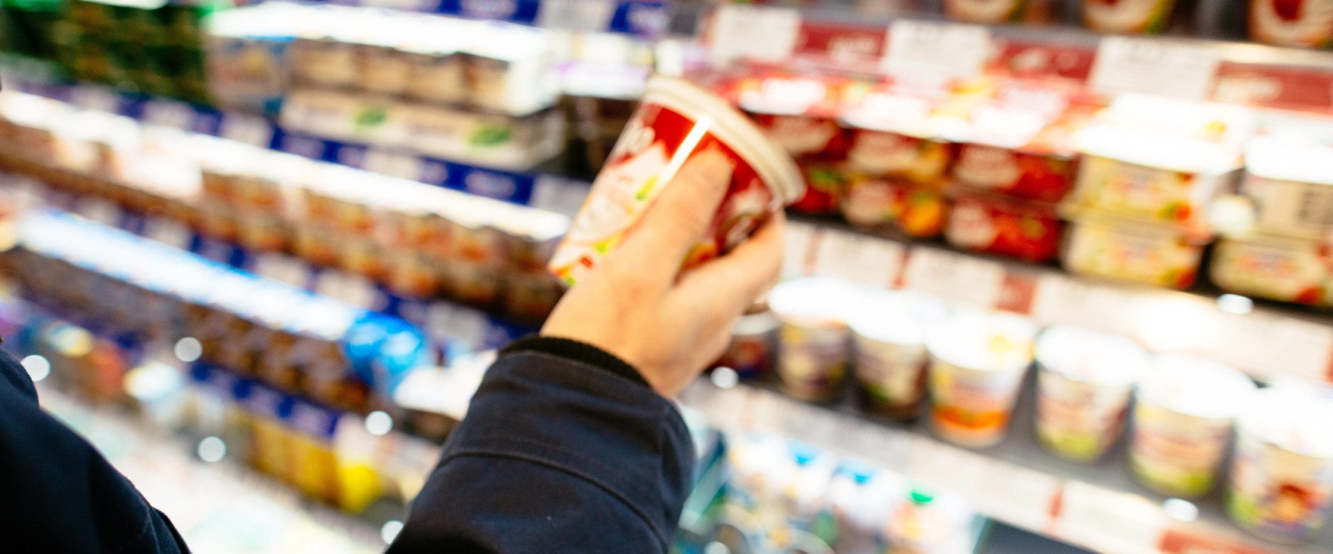 Hand met product in supermarkt