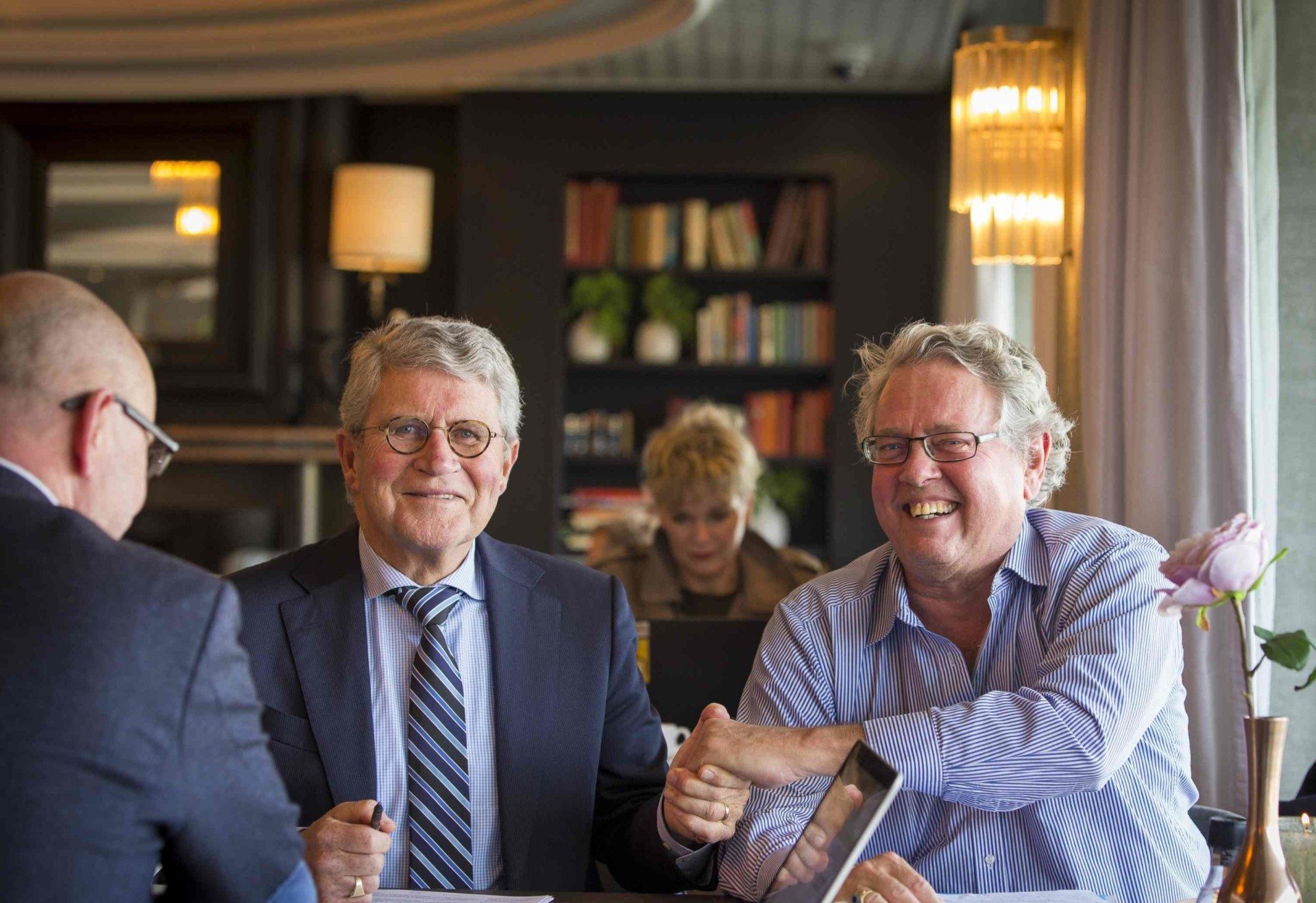 Mannen Schudden Hand Aan Tafel