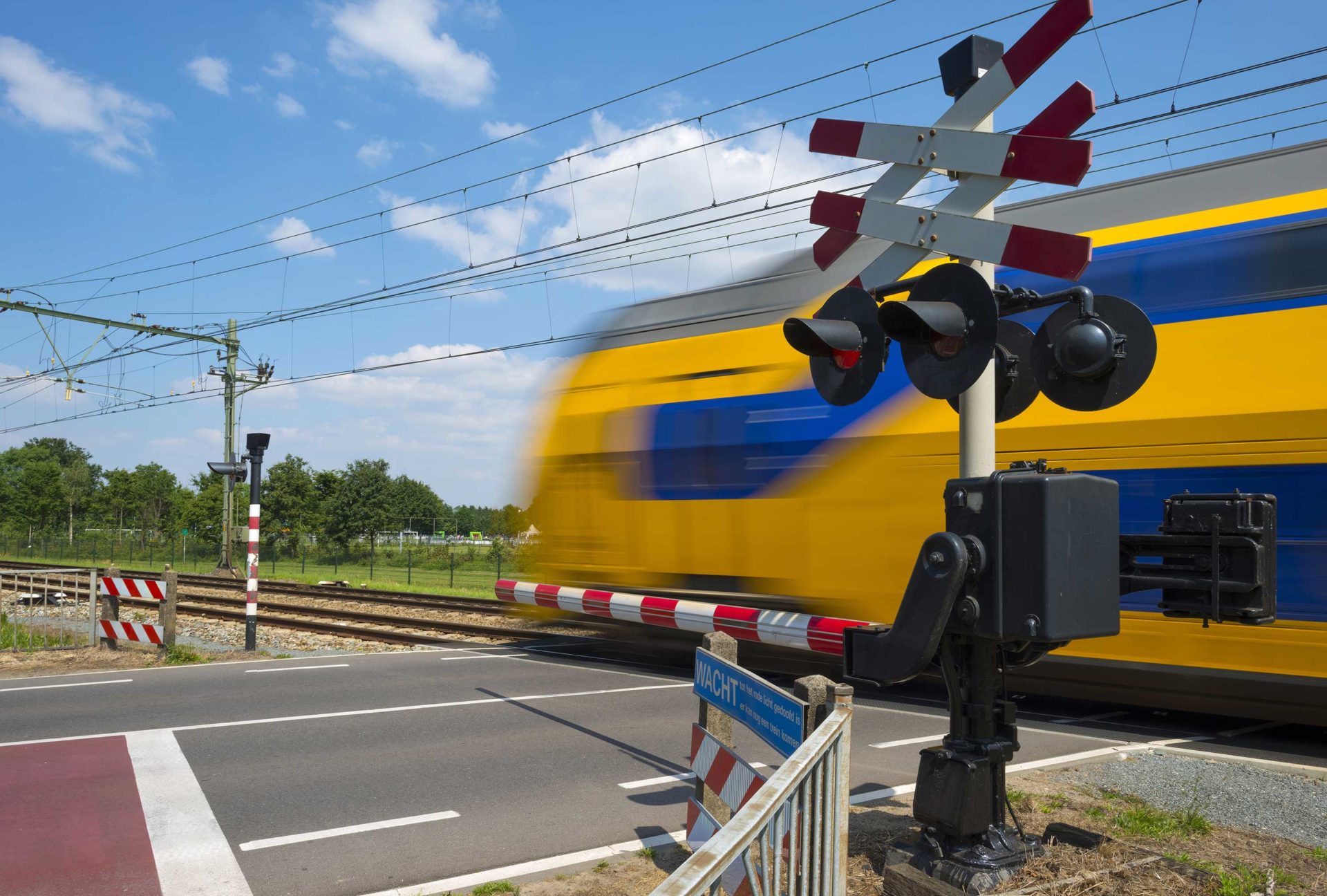 Trein op spoorwegovergang