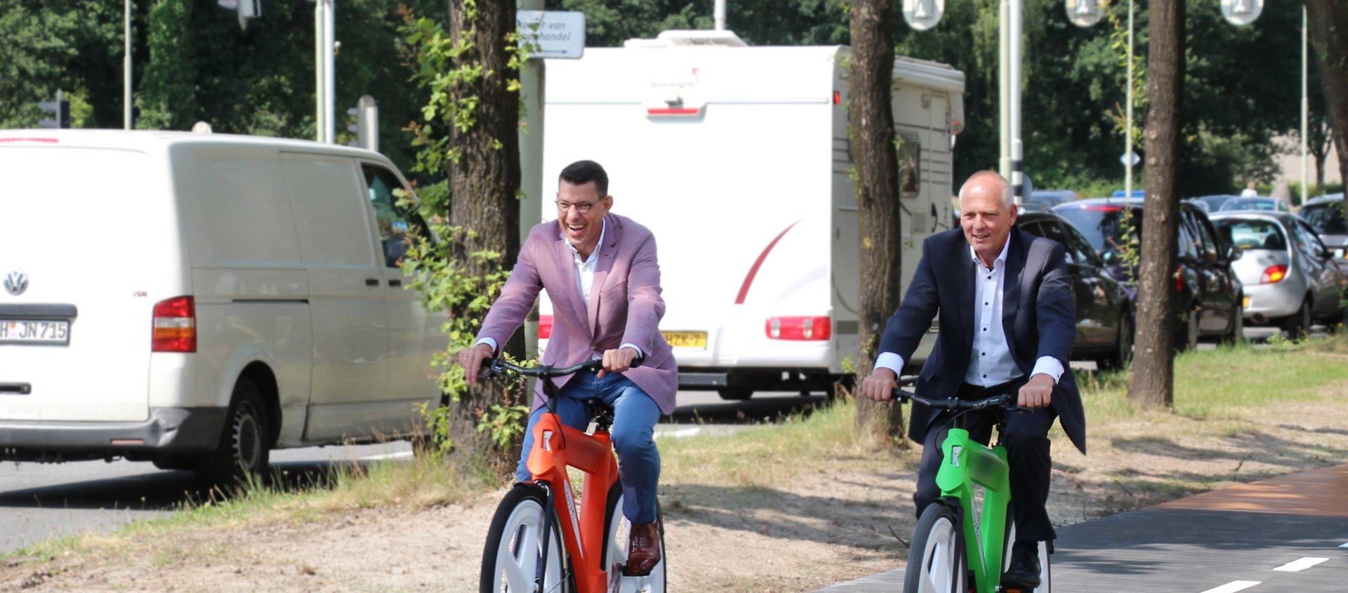 Emmens wethouder Bouke Arends en Drents gedeputeerde Henk Brink op het biobased fietspad.