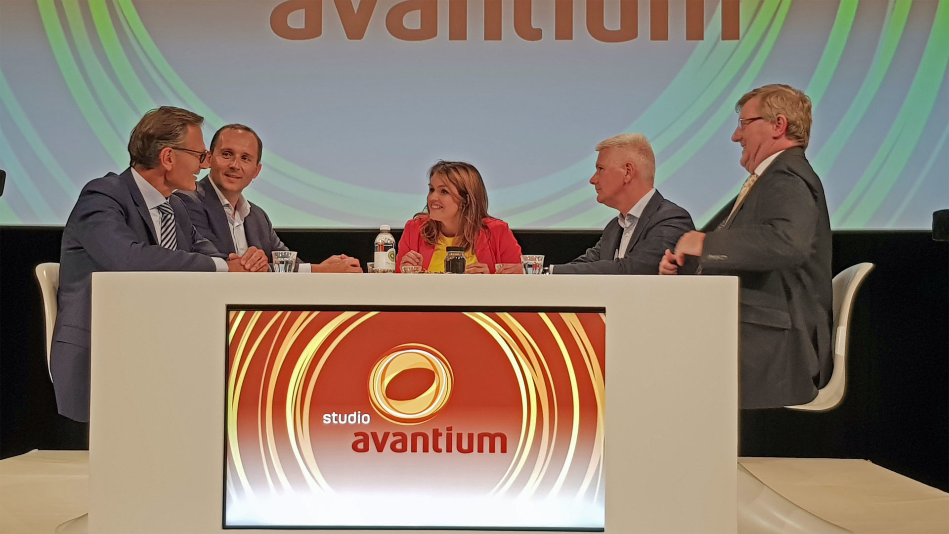 Vlnr. Sylvo Thijsen (Staatsbosbeheer), Tom van Aken (Avantium), Sofie van den Enk, Taco Douma (RWE), Knut Schwalenberg (AkzoNobel)