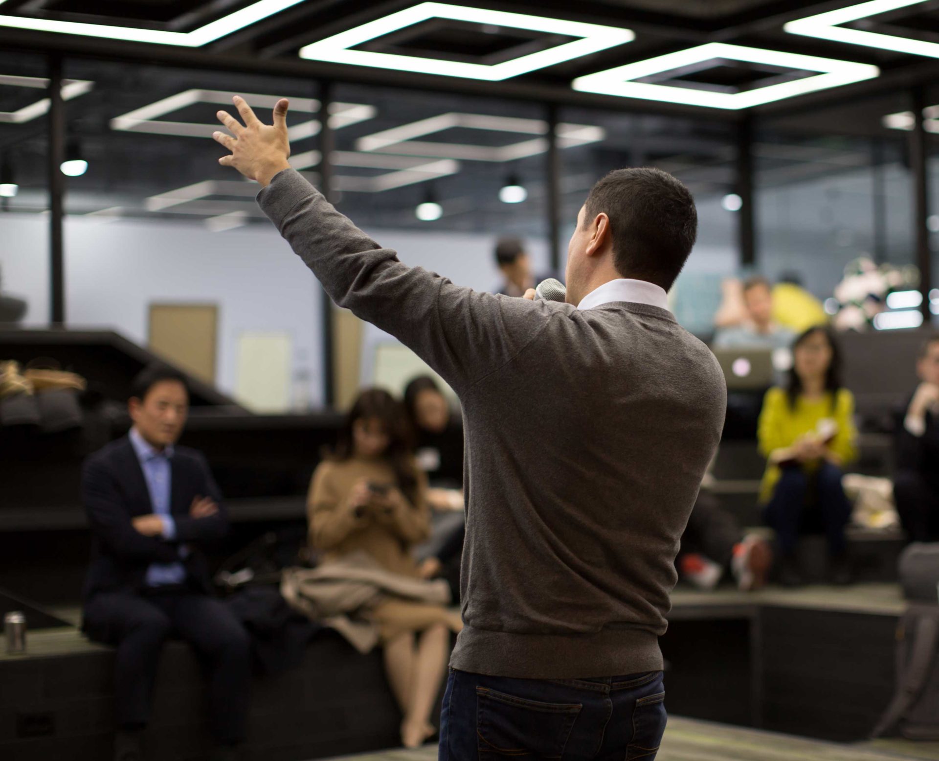 Man houdt pitch voor publiek