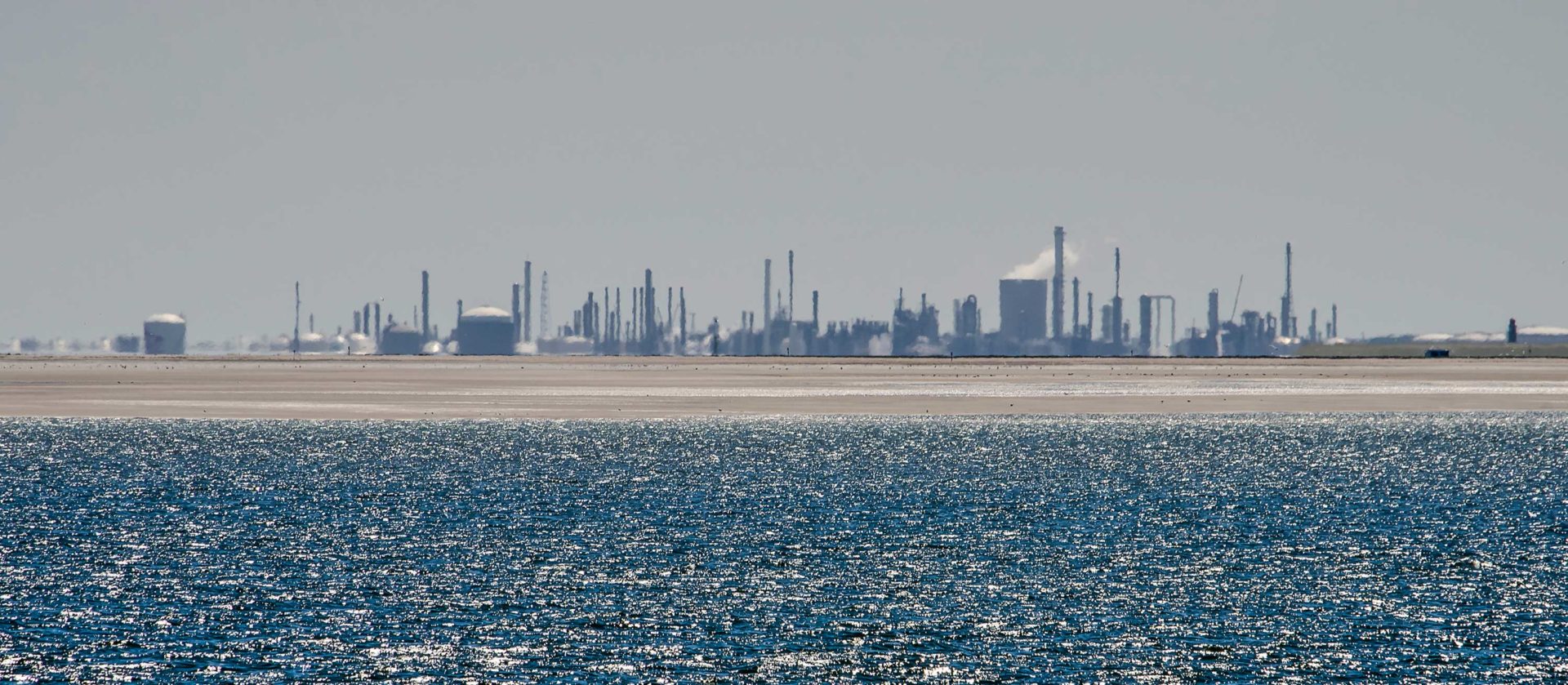 Blik vanuit Vlissingen op Dow Terneuzen