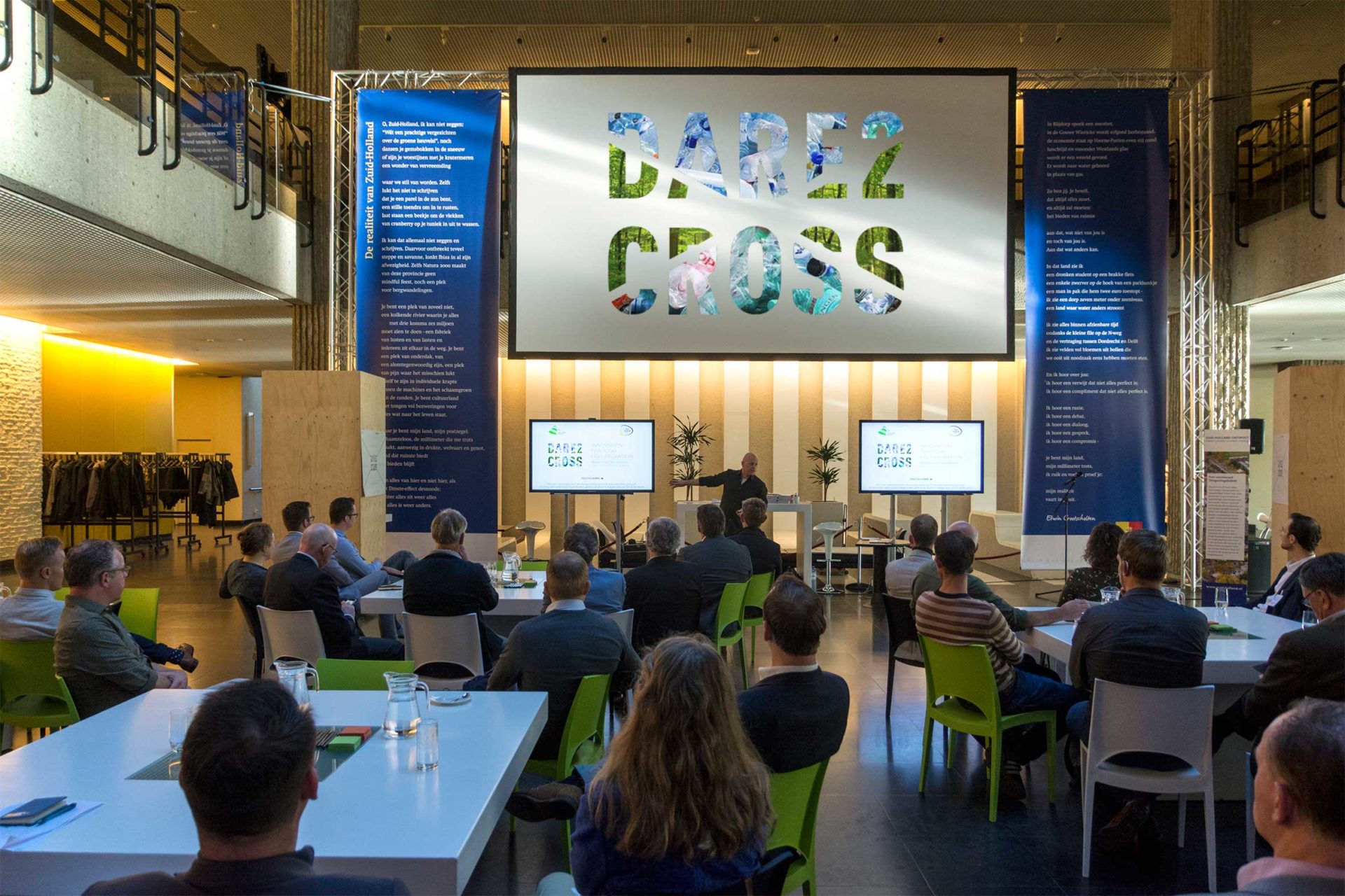 Ramon Vullings voor een zaal in het Provinciehuis Zuid-Holland