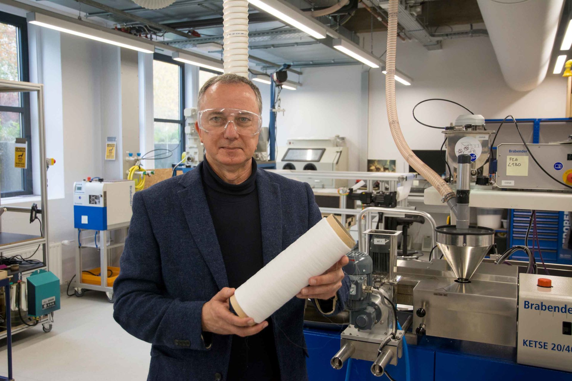 Jörn Behage in het lab van AMIBM in Geleen