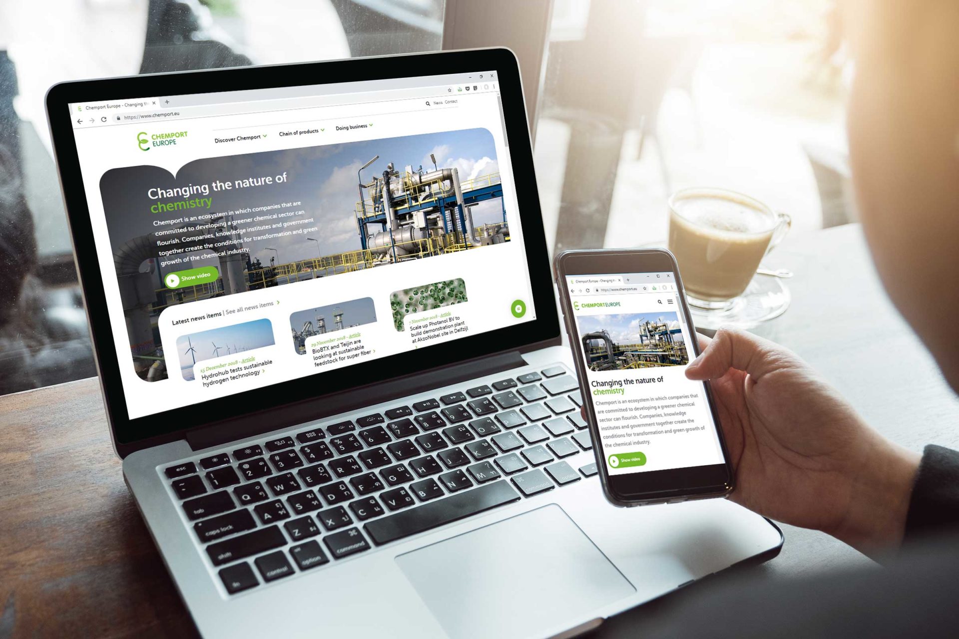 Mockup van beeldschermen met website Chemport Europe