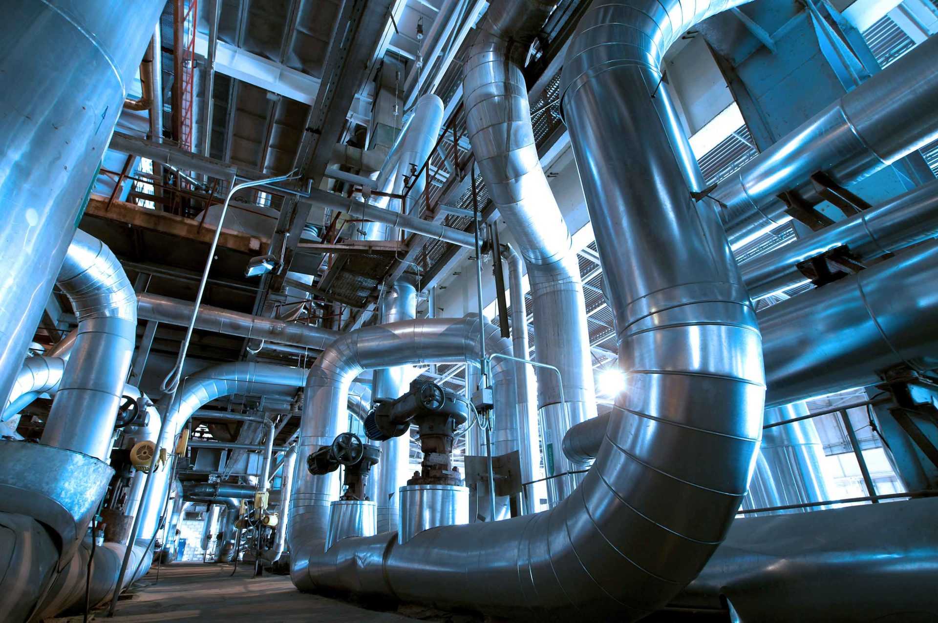 Pijpleidingen in industriële fabriek