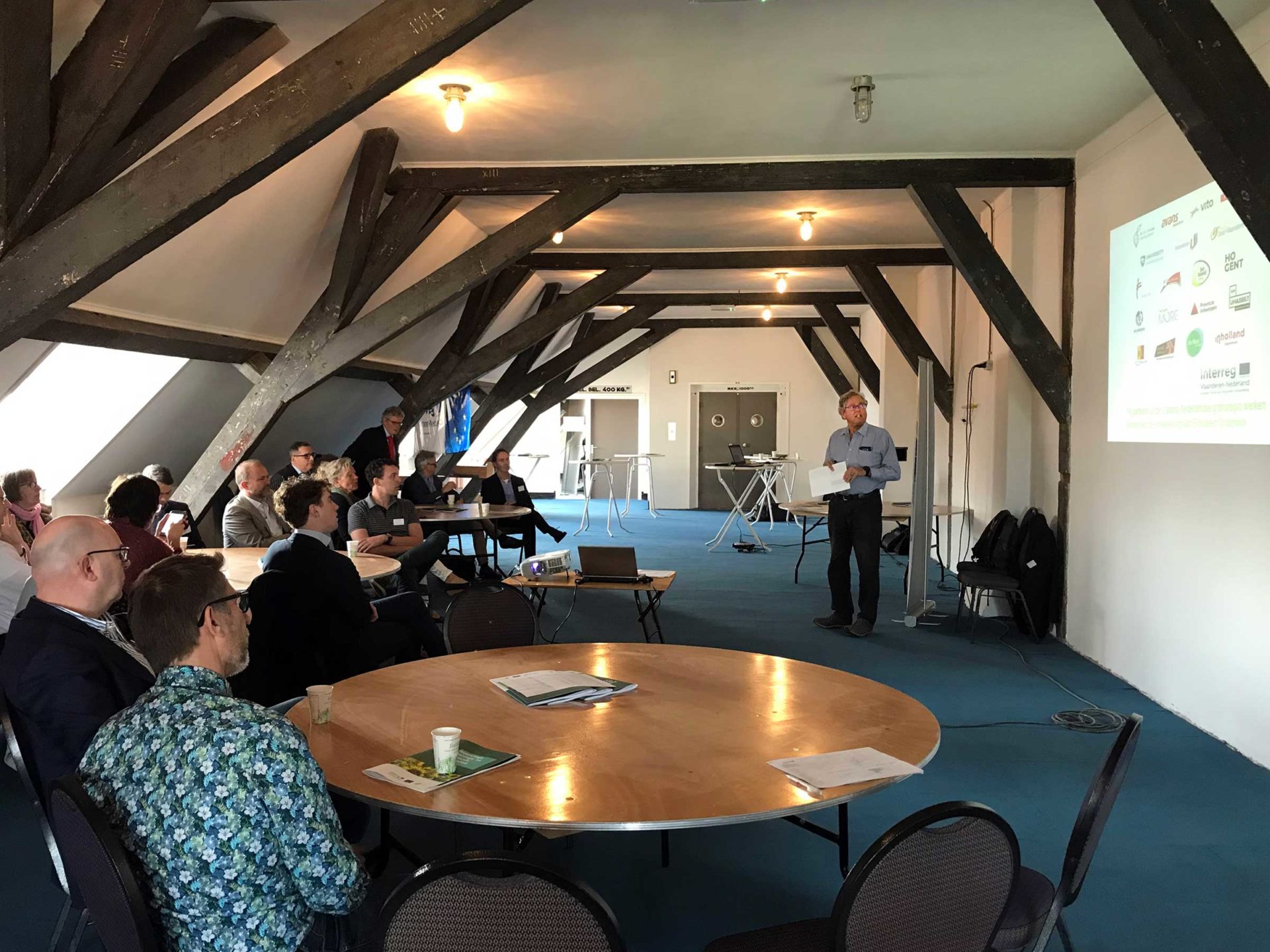 Rop Zoetemeyer spreekt voor zaal