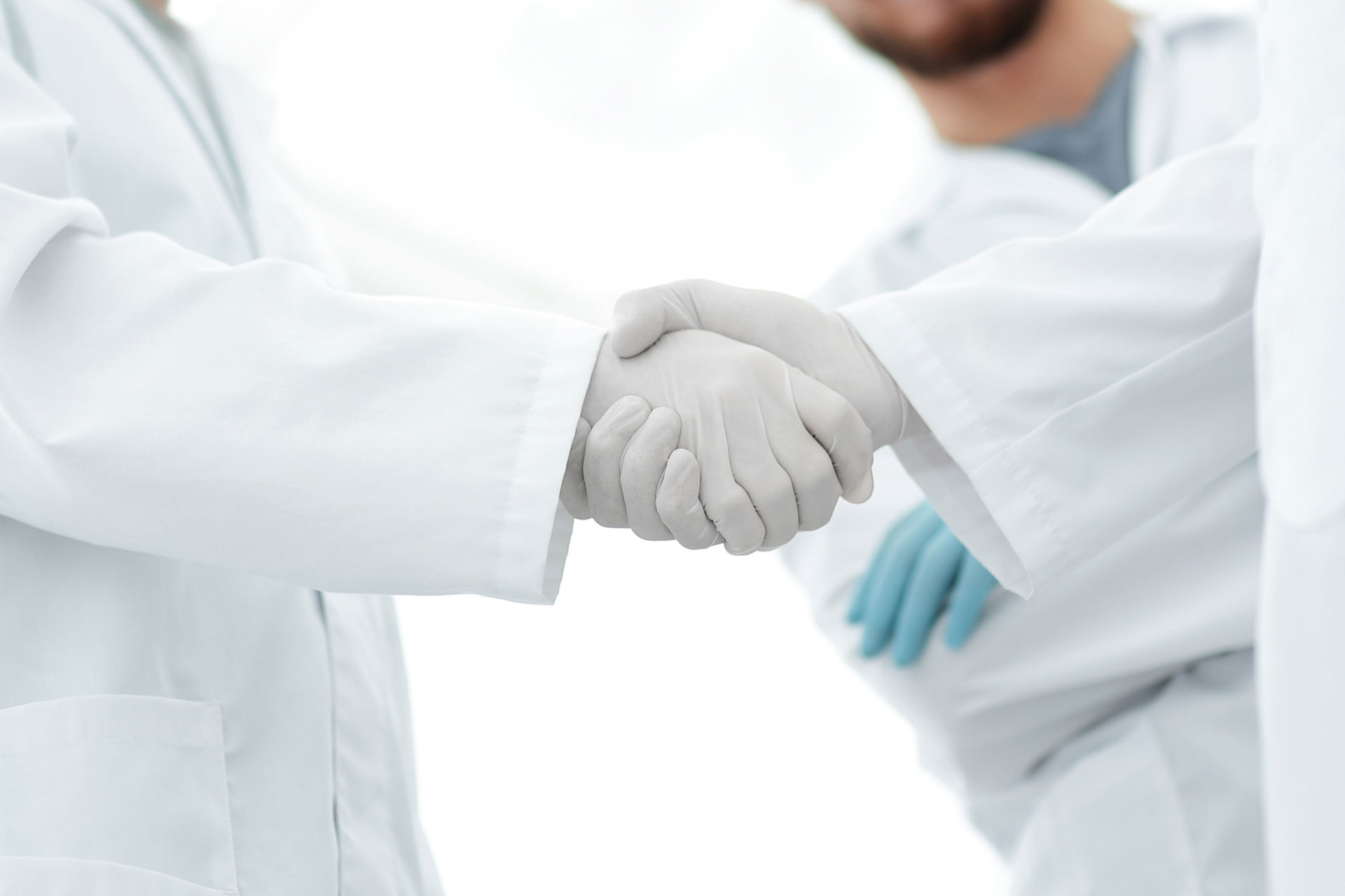 Handen schudden met handschoenen aan