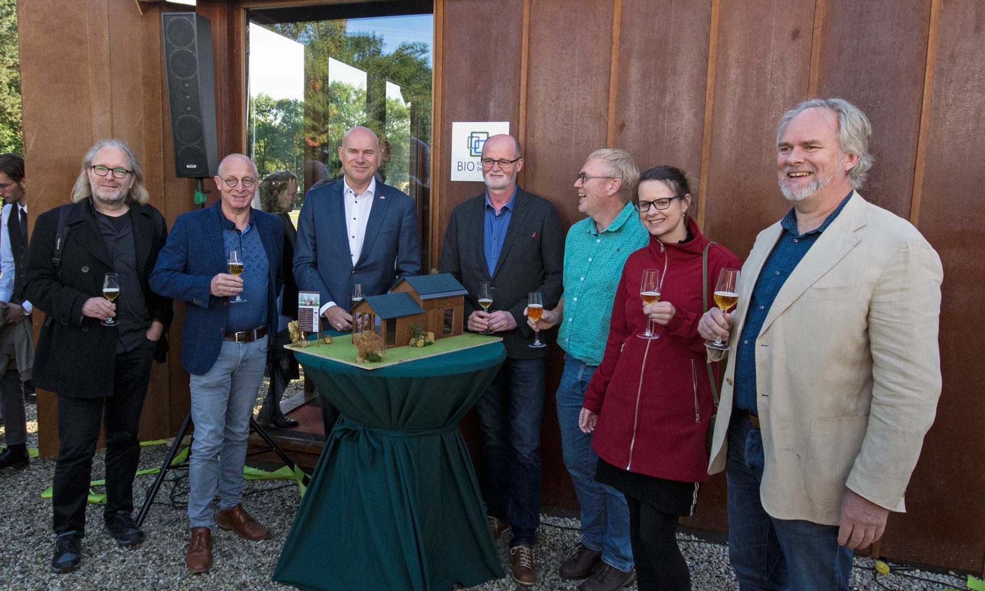 Vlnr. ?, Henk Loves (Kuipers en Koers/Bioframe), Karel Groen (directeur EDR), , Rainer Koopmann (Naftex), Harm Jan Thiewes (Millvision), Anita Buijs (EDR/projectmanagement Bio-economie in de non-foodsector) en Daan van Rooijen (lector NHL Stenden)