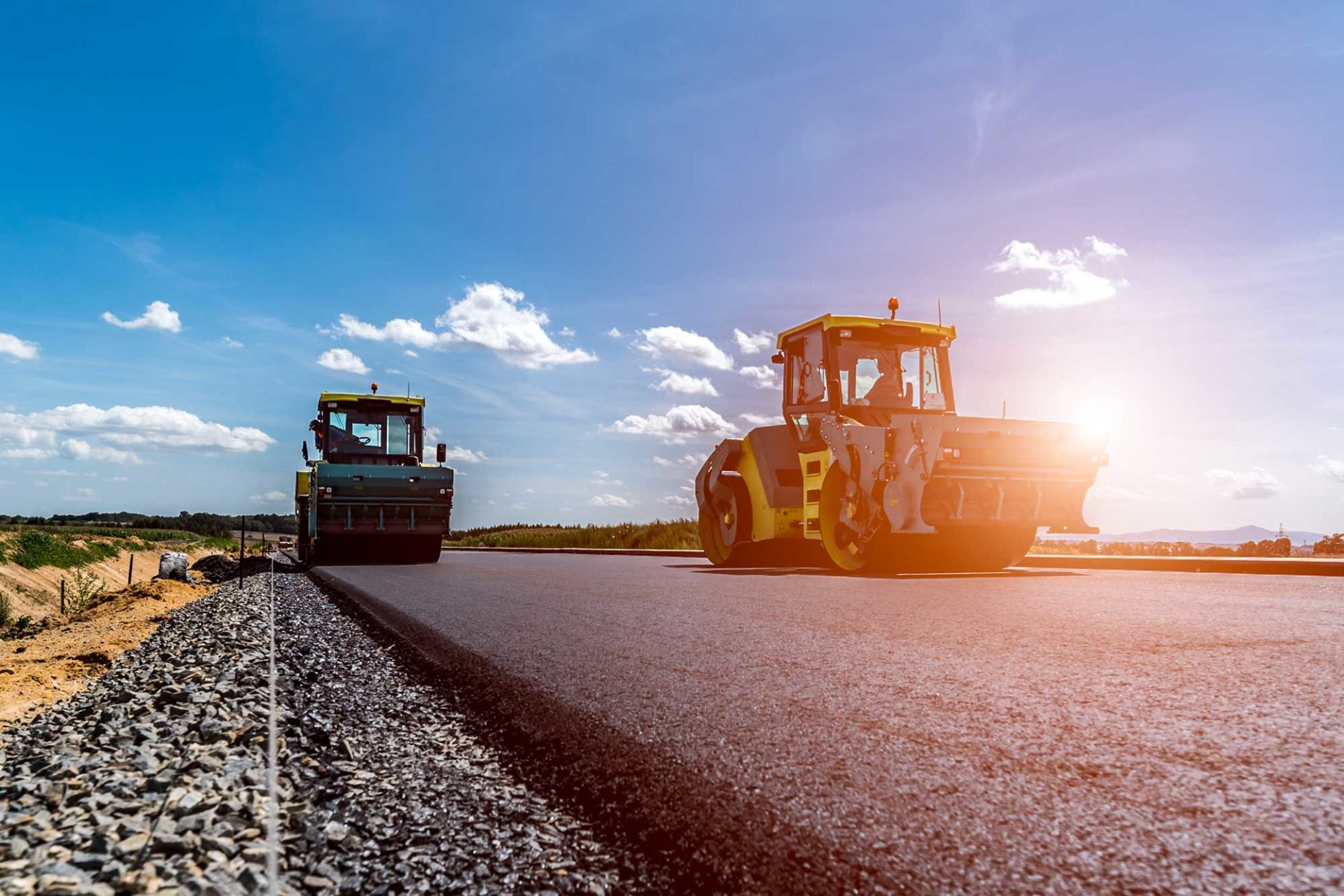 Het walsen van een nieuw aangelegde asfaltweg