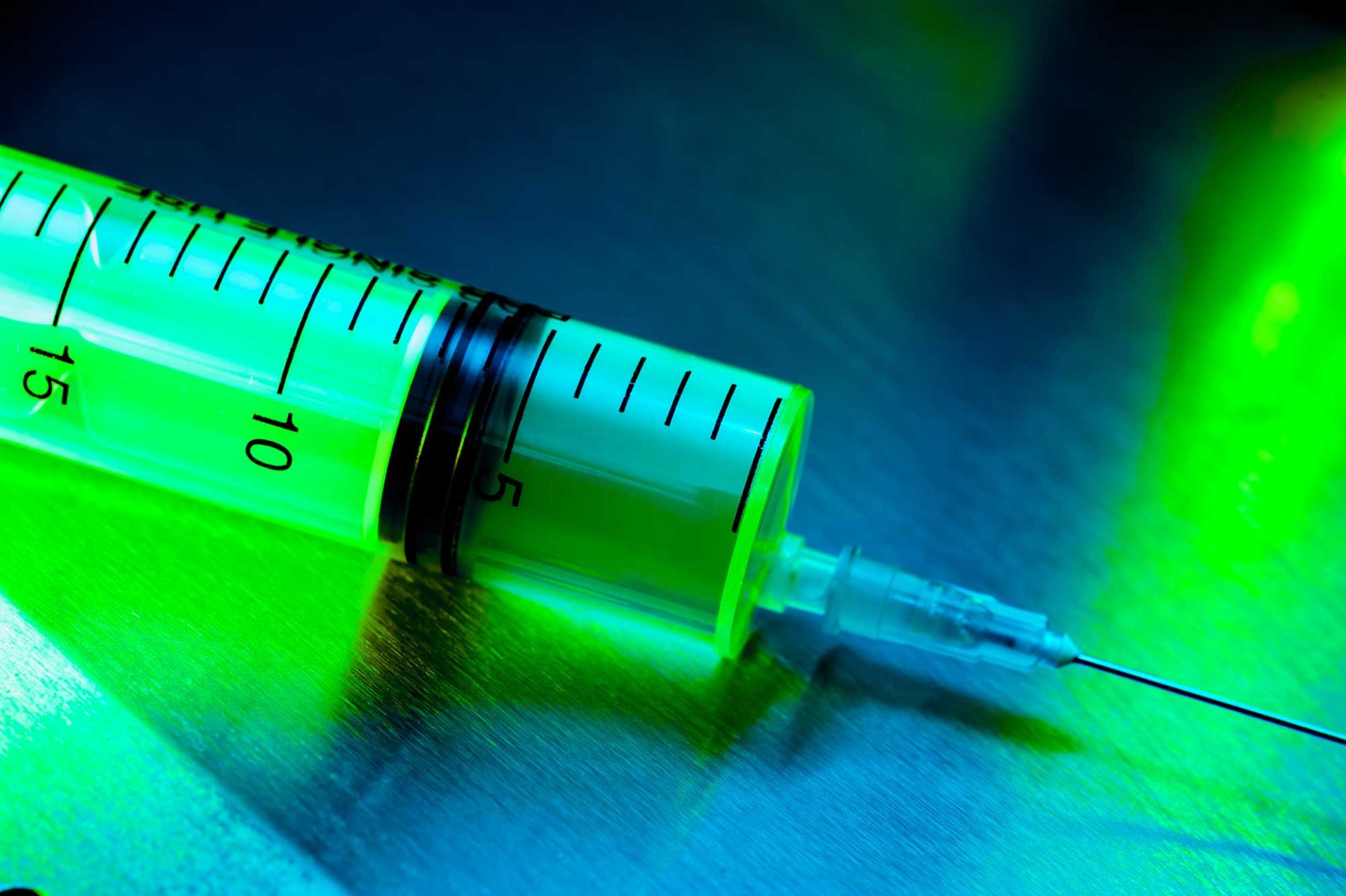 Vaccinatiespuit met groene vloeistof