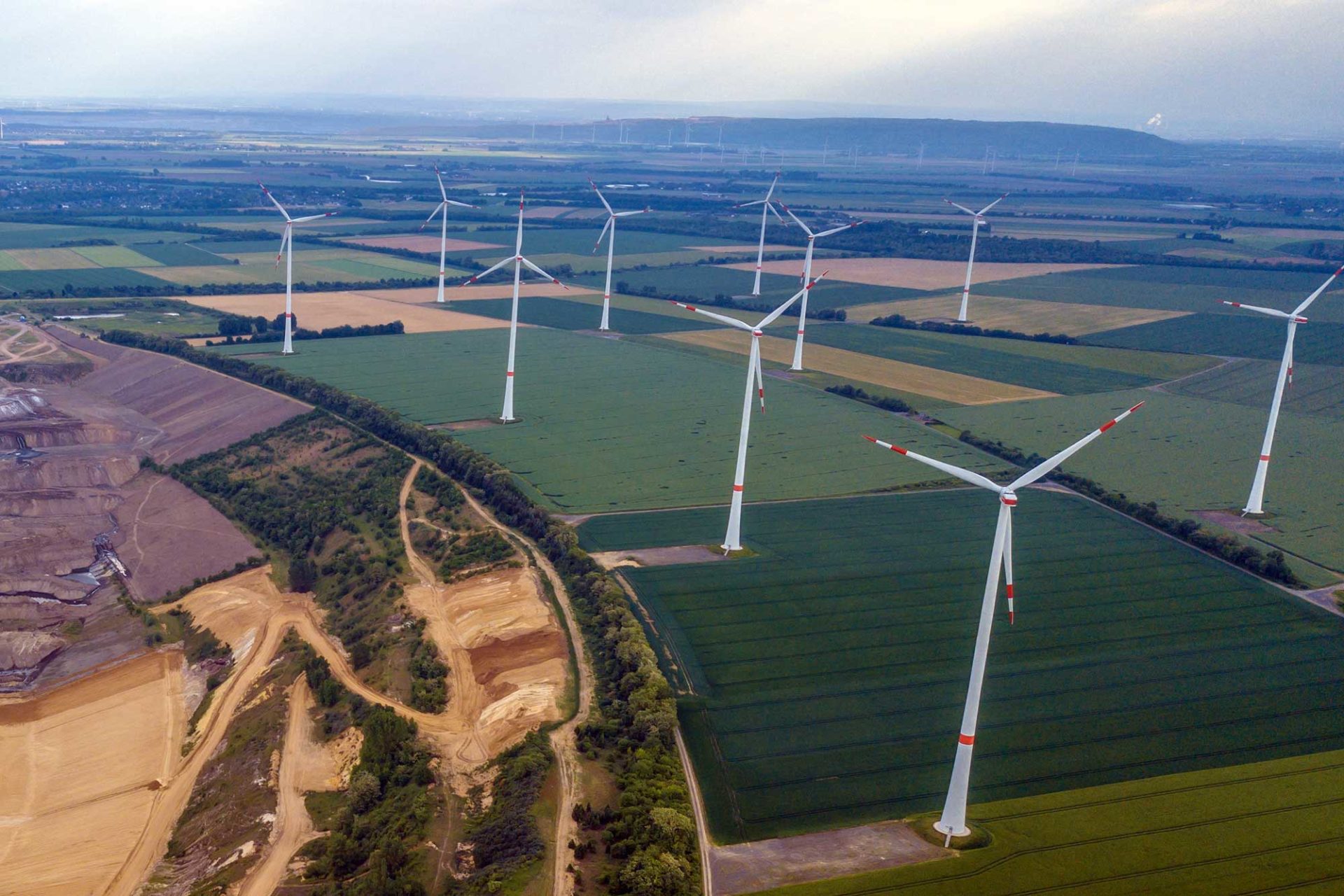 Luchtfoto van Hambach: oude energie (bruinkoolwinning) en nieuwe energie (windmolens) van RWE nasst elkaar