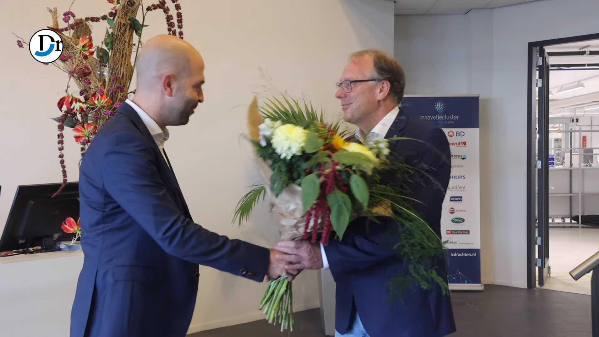 Juryvoorzitter Mark Tuit overhandigt bloemen aan Rob Castien, CEO van Resato, winnaar Hét Duurzaam Drenthe Event 2020