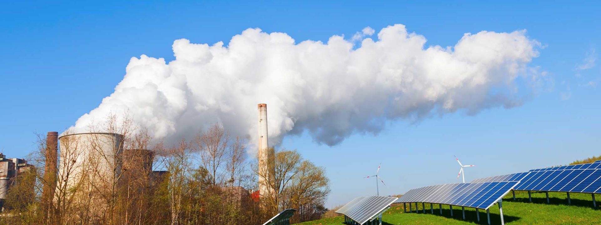 Fossiele energiecentrale en zonnepark