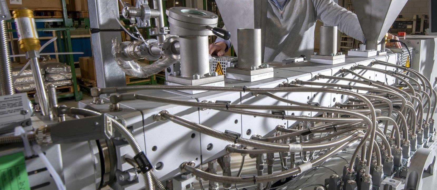 Gerard Nijhoving bij twin screw extruder