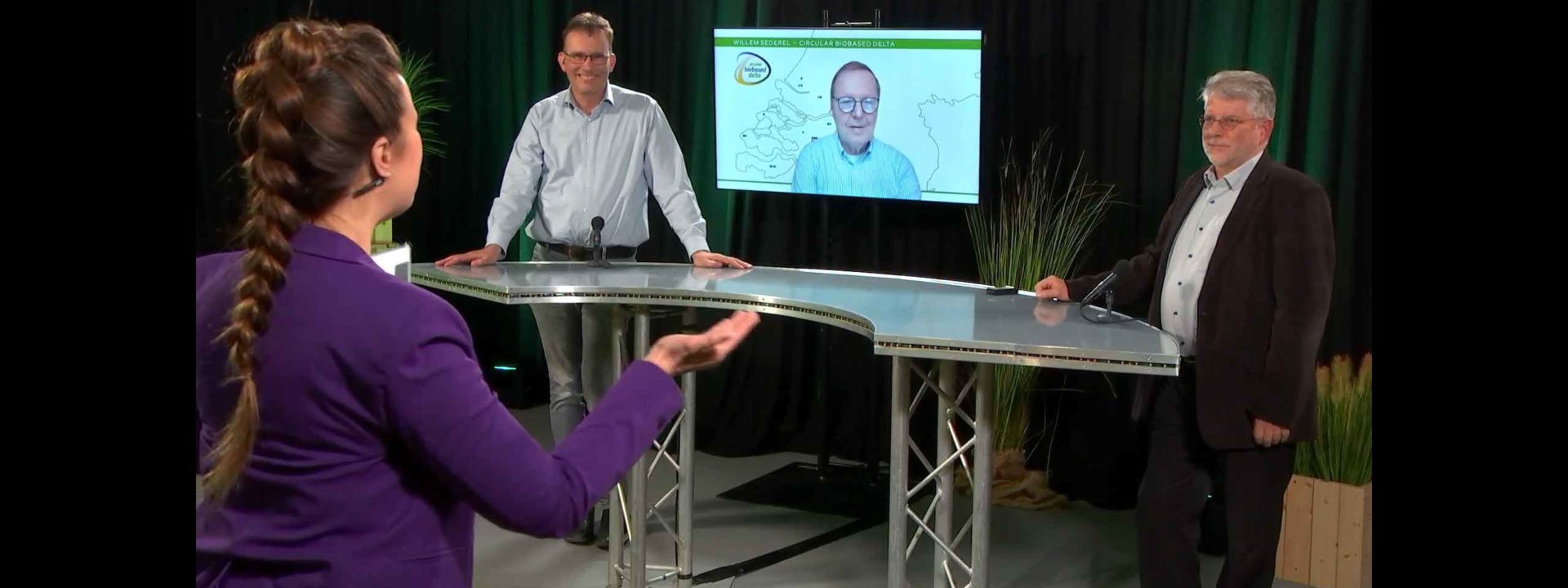 Willem Sederel op het scherm tussen Chris de Visser (l) en Hans van Klink (r)