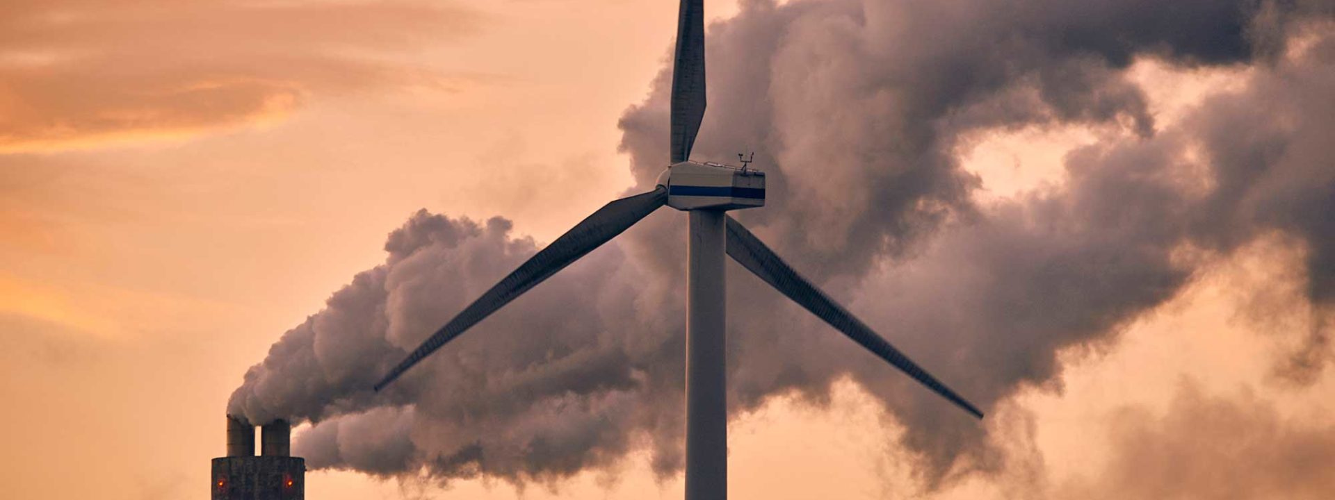 Rokende schoorsteen en windmolen