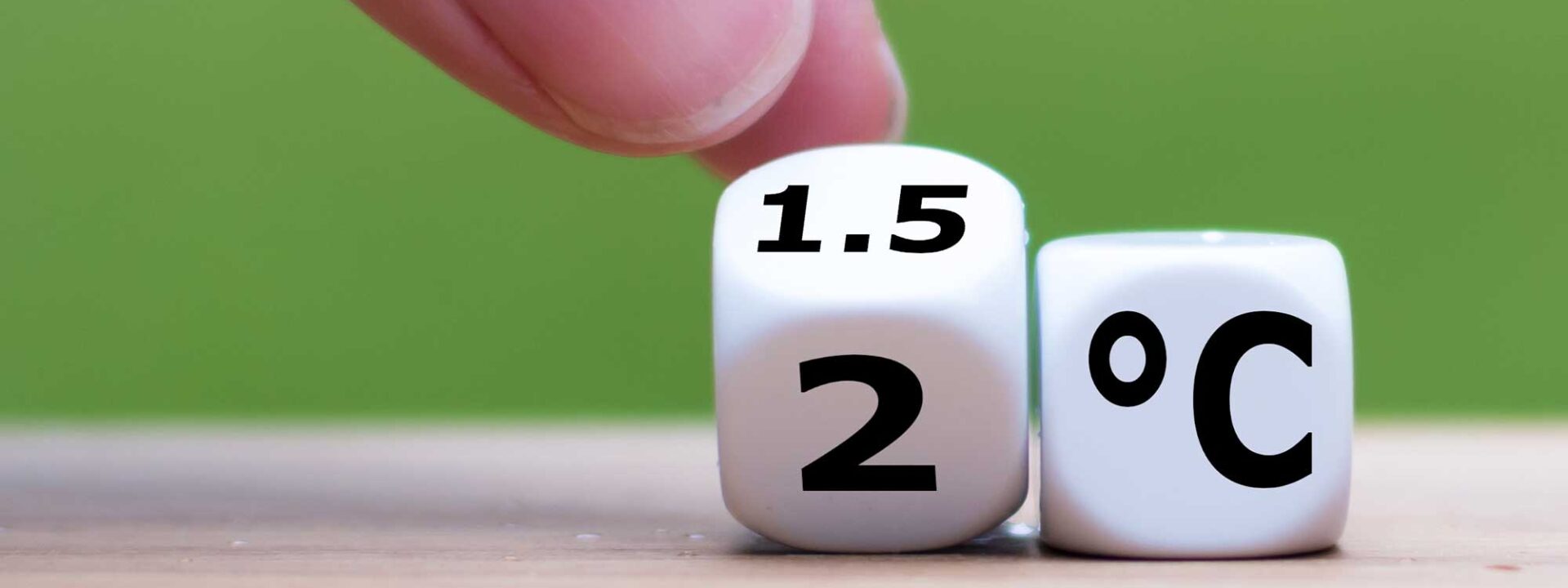 Hand met dobbelstenen opwarming klimaatakkoord