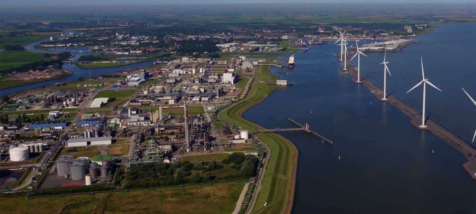 Luchtopname van Chemie Park Delfzijl