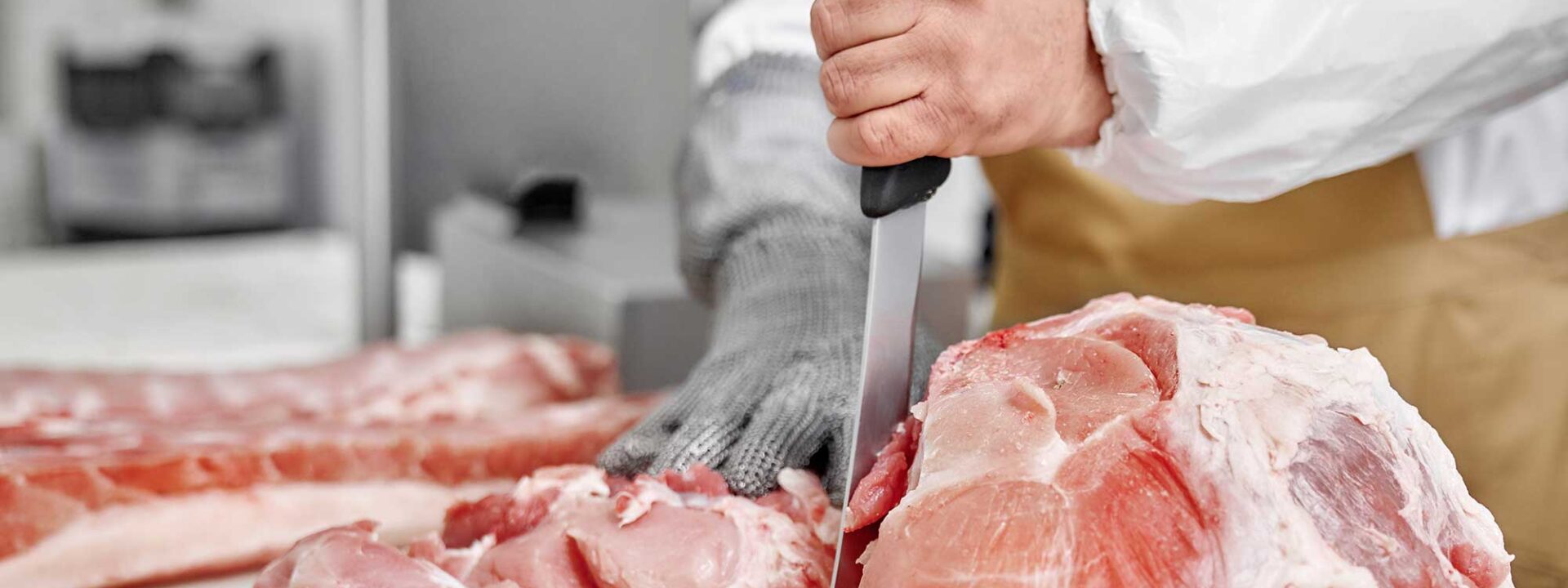 Slager snijdt varkensvlees