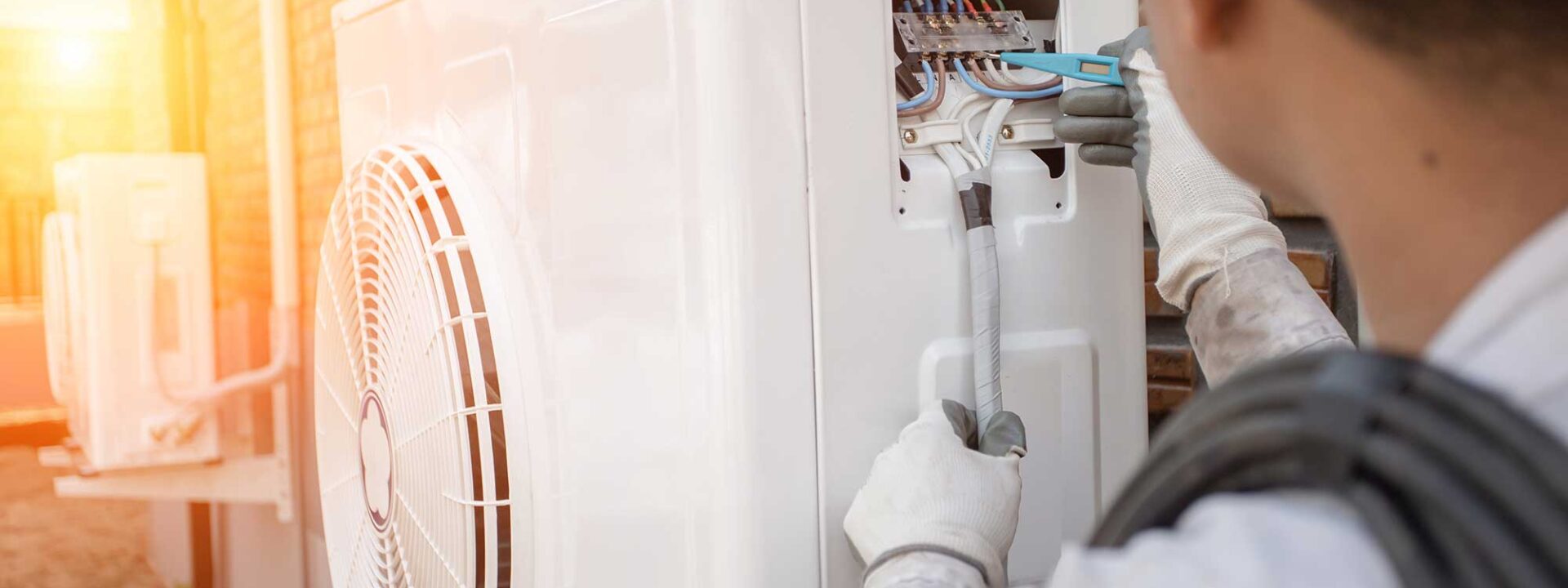 Monteur bij warmtepomp