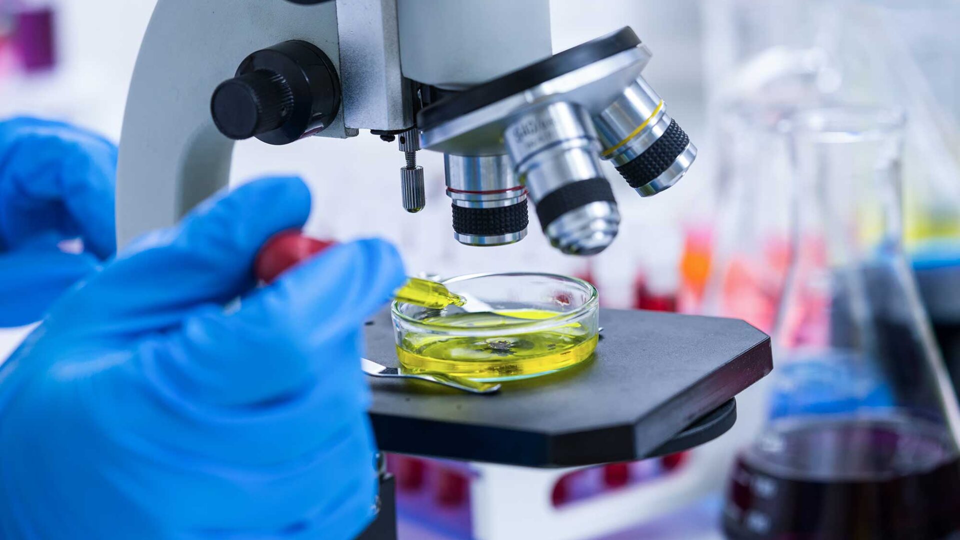 Onderzoek met microscoop